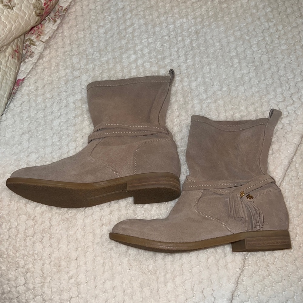TOMMY HILFIGER NWT TAN SUEDE BOOTS. SIZE 7. NEW. PERFECT CONDITION. NEVER WORN.